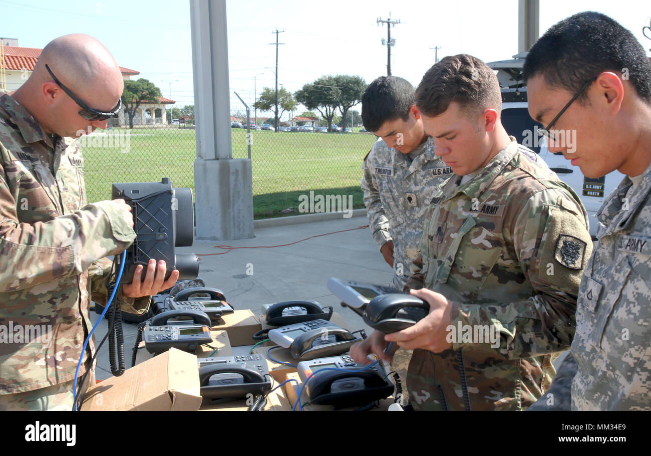 I soldati del 63segnale Expeditionary battaglione, Fort Stewart, Ga., ispezionare e preparare il protocollo Voice over Internet Protocol (VoIP) sistemi di telefono in previsione dell'Uragano Irma a Fort Sam Houston, Texas, Sett. 2. La 63a ESB sono in grado di aumentare l'esercito nel nord di eseguire il salvataggio e operazioni di recupero in caso di Irma fa di approdo. (U.S. La riserva di esercito foto di Sgt. Christopher Hernandez, 345 Affari pubblici distacco) Foto Stock