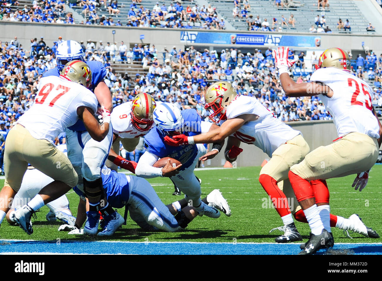 Falchi quarterback Arion Worthman immersioni per il touchdown durante l'Air Force Academy homegame contro Virginia Military Institute Keydets sett. 2, 2017. I falchi hanno vinto, 62-0. (U.S. Air Force foto/Tech. Sgt. Julius Delos Reyes) Foto Stock