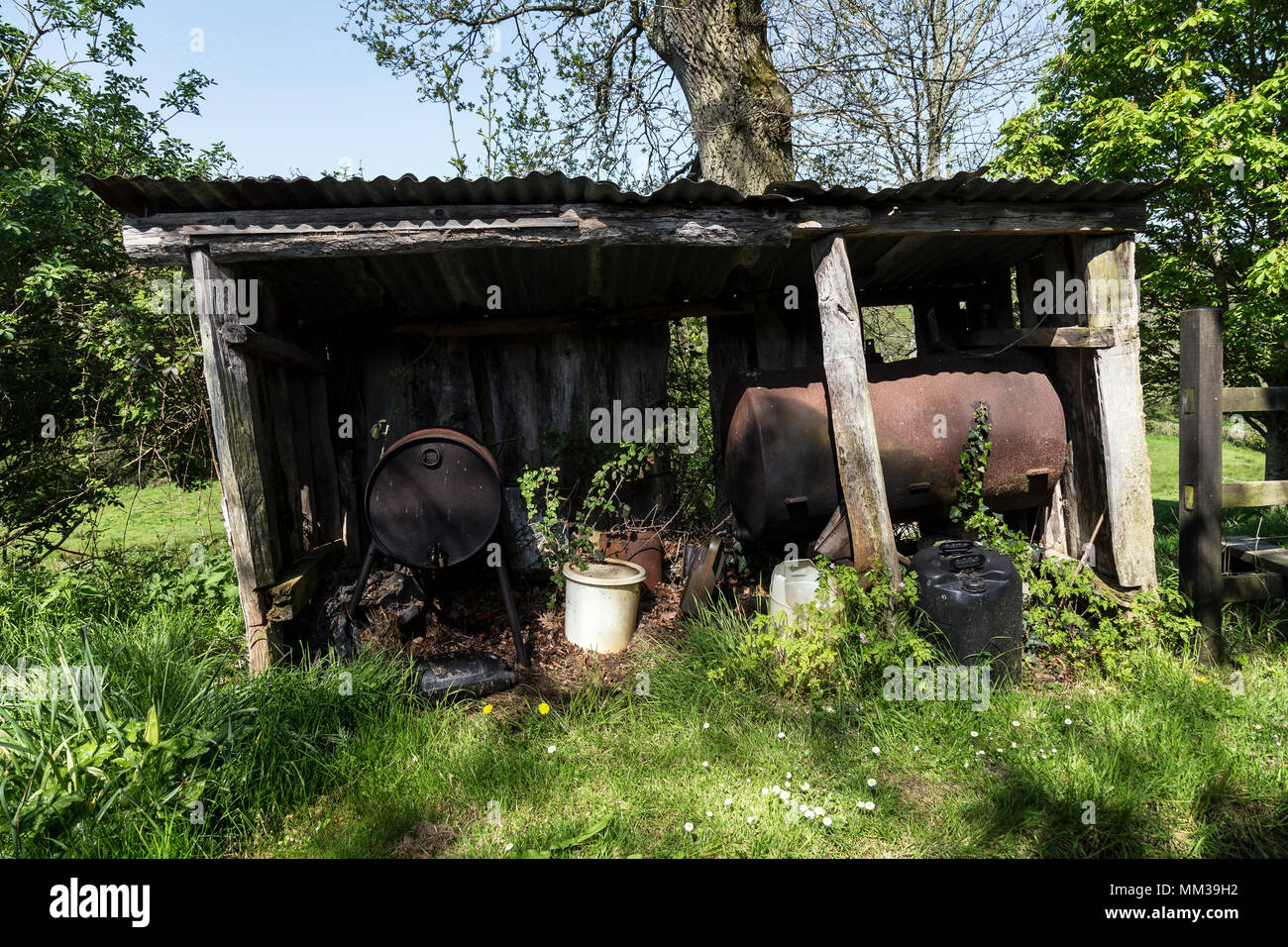 Olio rurale store,un contenitore per il contenimento o la conservazione di olio.,lubrificante di lubrificazione a grasso,fonte di alimentazione, la fonte di calore, combustibili, propellente,travetto, purli Foto Stock