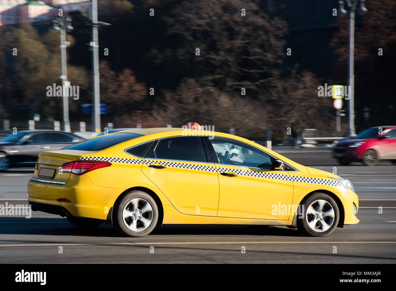 Giallo taxi in movimento su una strada Foto Stock