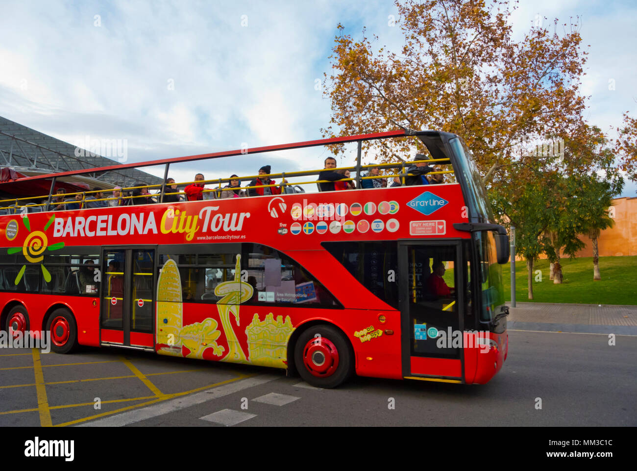 Barcelona City Tour Bus panoramico passando stadio Camp Nou, Barcellona, in Catalogna, Spagna Foto Stock
