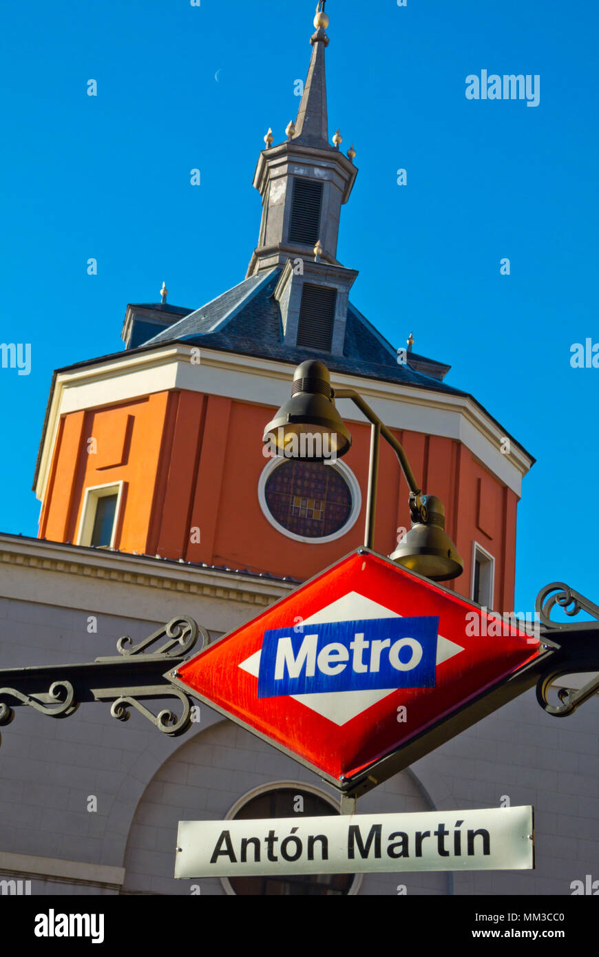 Anton Martin stazione della metropolitana esterno, Madrid, Spagna Foto Stock