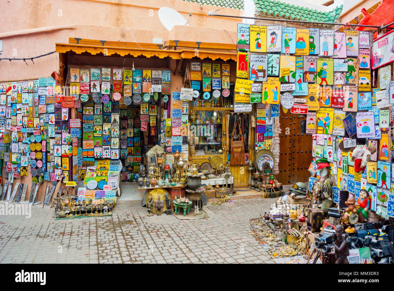Negozio di vendita segni e negozio di souvenir, Medina, Marrakech, Marocco, Africa settentrionale Foto Stock