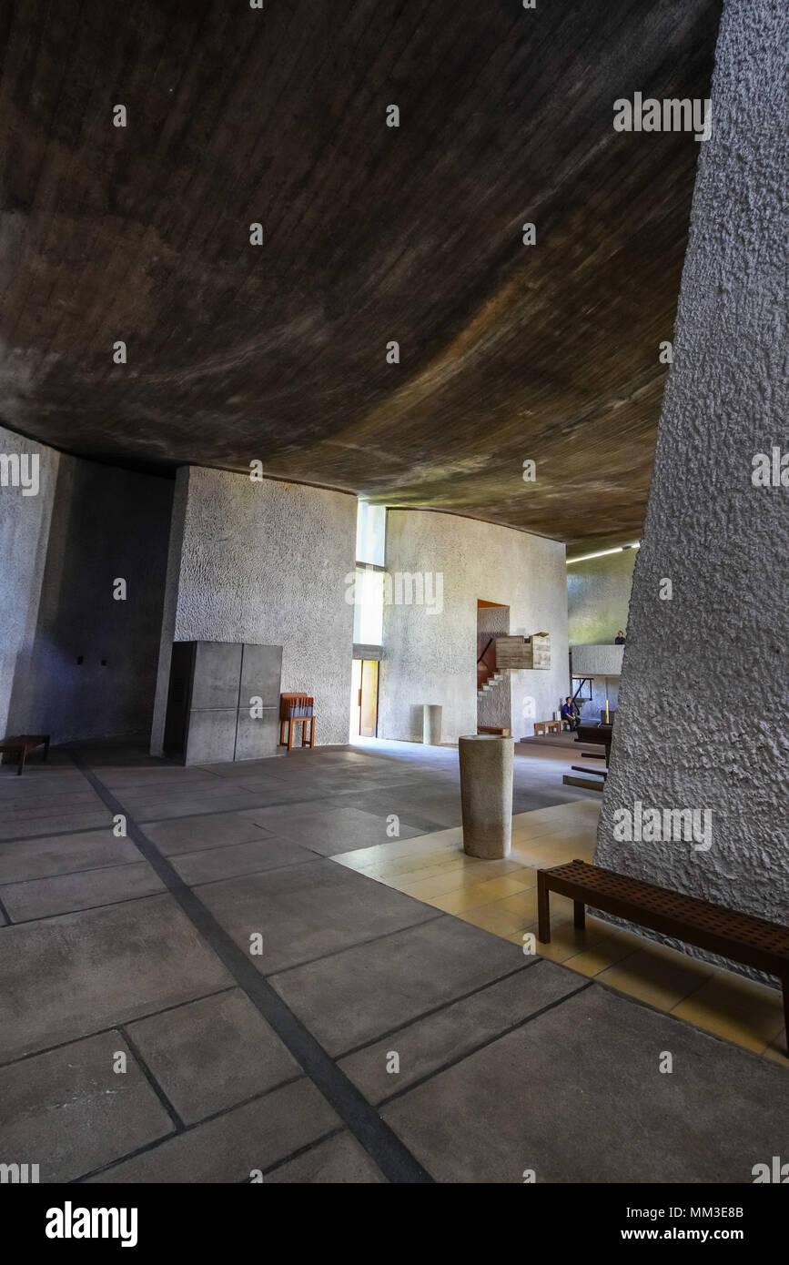 All'interno dell'iconica Cappella di Ronchamp progettata dall'architetto svizzero-francese le Corbusier, Francia. Foto Stock