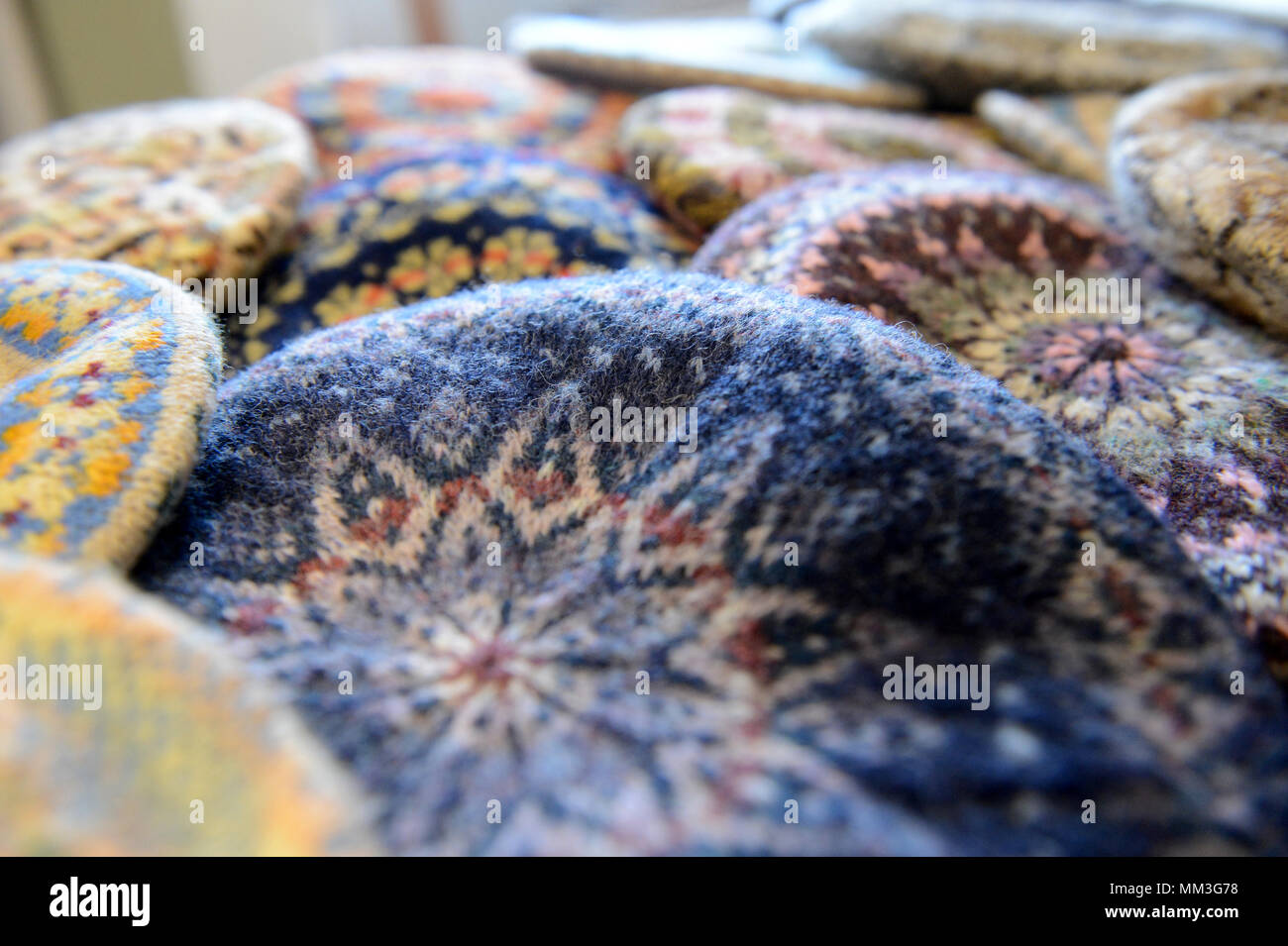 Una varietà di tradizionali Shetland Fair Isle patterns in ponticelli e cappelli realizzati sulle Isole Shetland Foto Stock