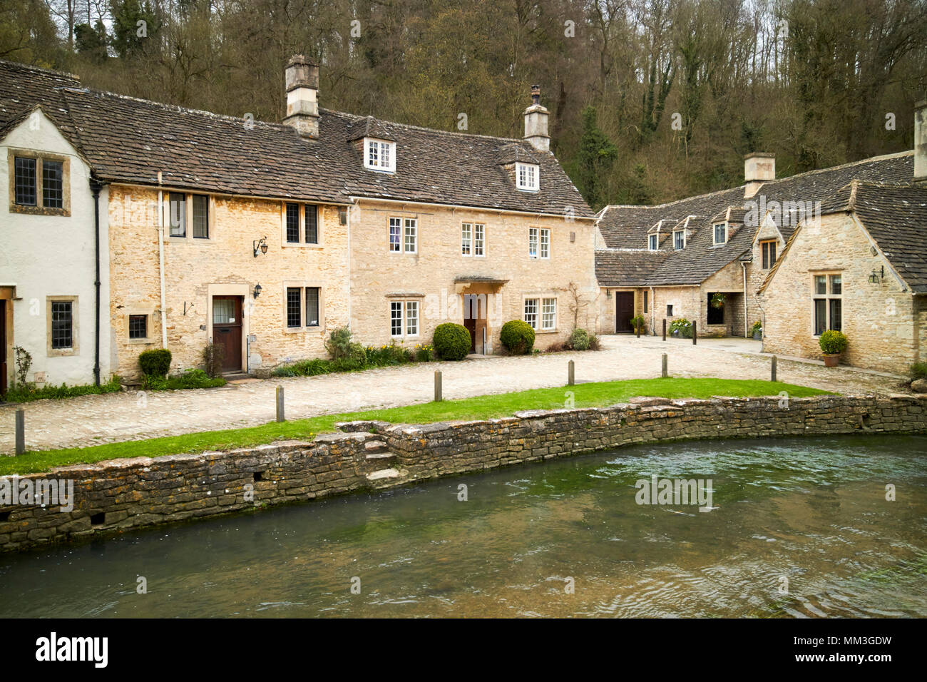 Acqua lane lana weaver lavoratori cottages con passi verso il basso al da brook il villaggio di Castle Combe Wiltshire, Inghilterra Regno Unito Foto Stock