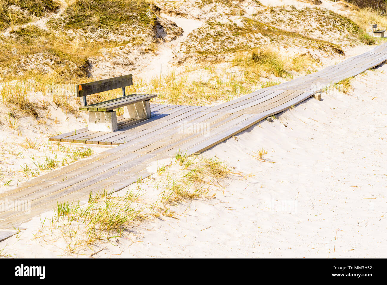 Sandhammaren, Svezia - banco di vuoto sul lato di una passeggiata in legno sulla spiaggia in una giornata di sole. Foto Stock