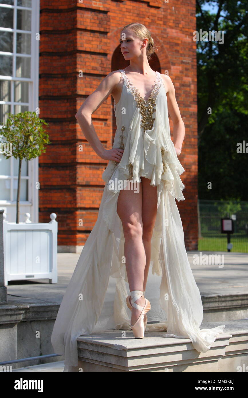 Regno Unito - Inglese National Ballet stelle modello Alta Moda Couture - ballerine pongono in tutus speciali create dai migliori designer di moda all'aranciato Kensington Palace, ballerino Stina Quagabeur colpisce una posa in tutù progettato da Julien Macdonald. 19 Maggio 2011 --- Image by © Paolo Cunningham Foto Stock