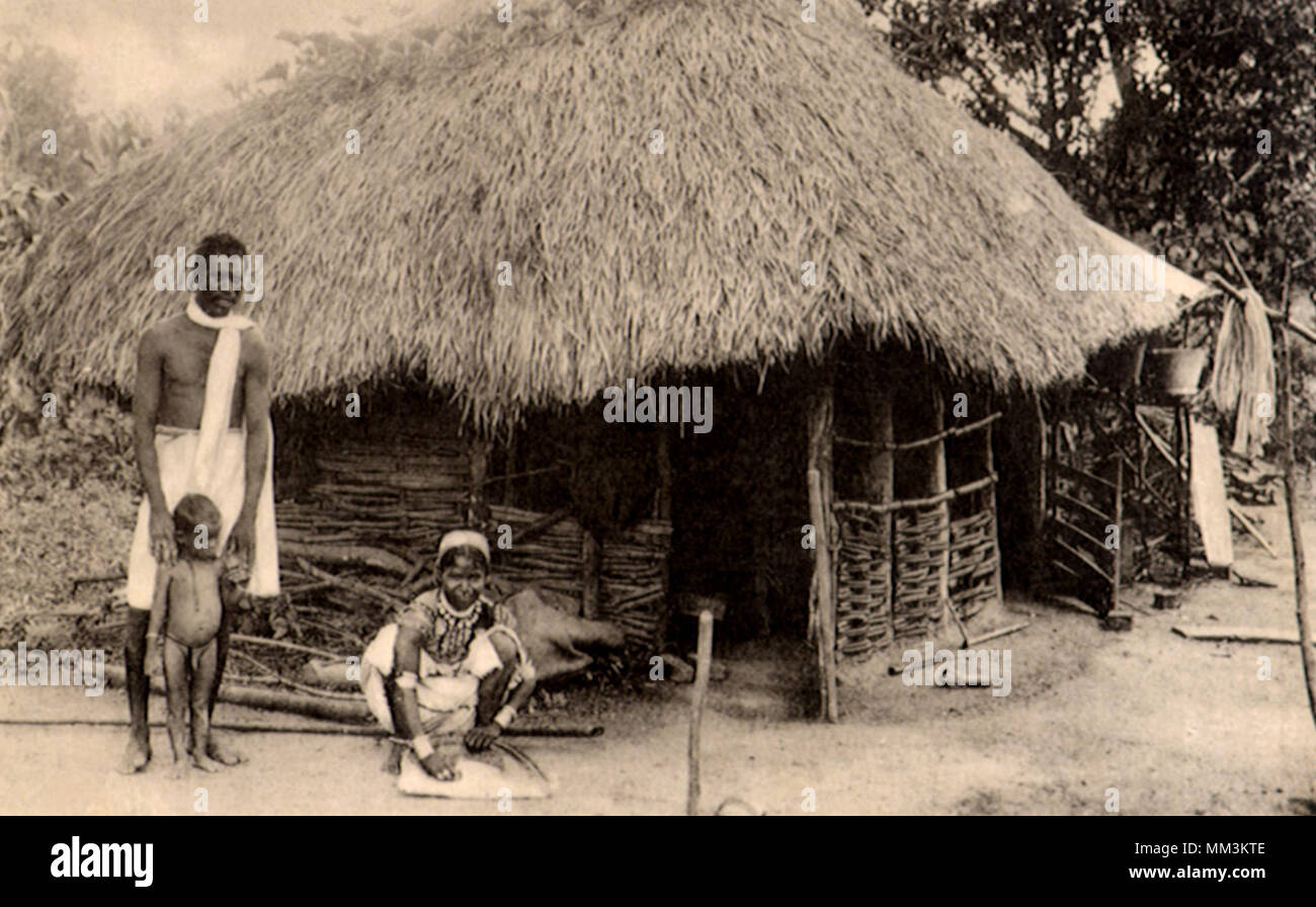 Oriente famiglia indiana e capanna. Trinidad. 1930 Foto Stock