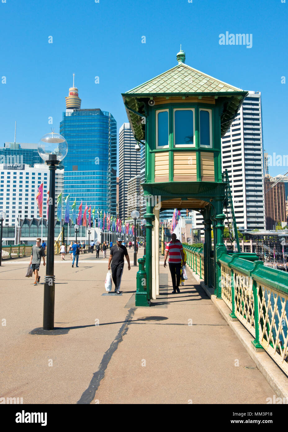Pedoni sul Pyrmont ponte girevole in Darling Harbour quartiere di Sydney Foto Stock