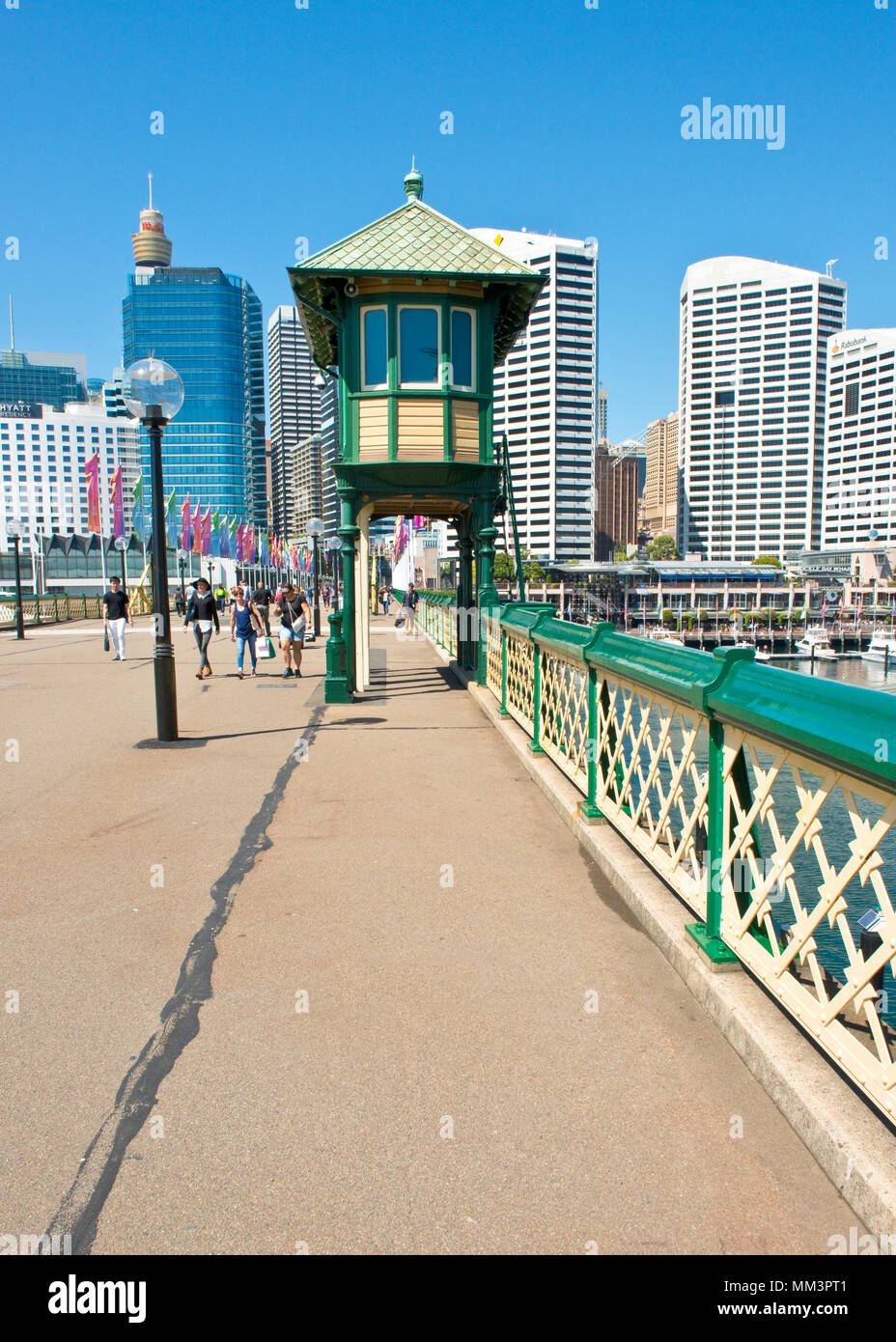 Pedoni sul Pyrmont ponte girevole in Darling Harbour quartiere di Sydney Foto Stock