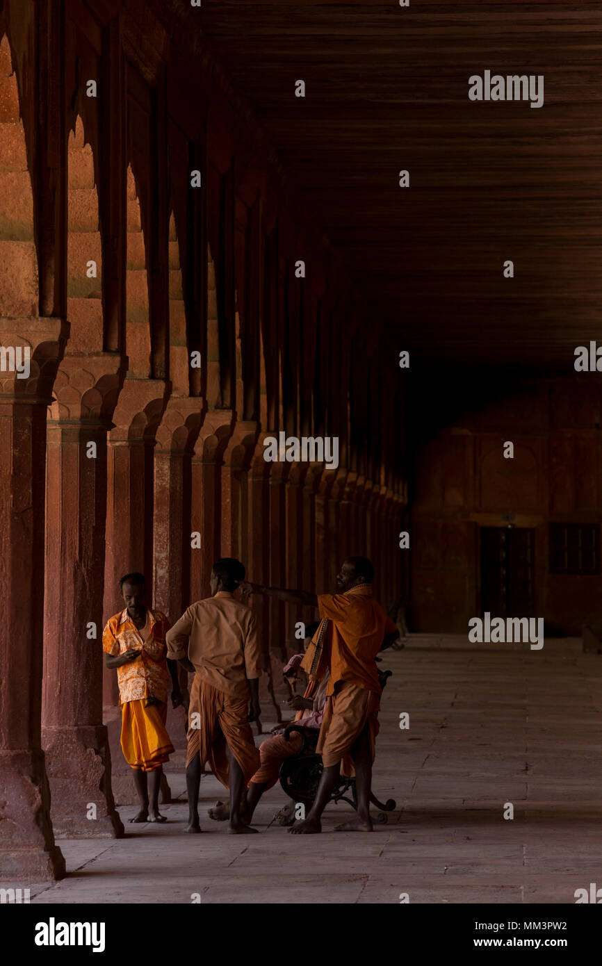 L'uomo ammirando il Taj Mahal dal colonnato presso la grande porta (Darwaza-ho rauza), l'ingresso principale alla tomba. Taj Mahal, Agra, Uttar Pradesh, indi Foto Stock