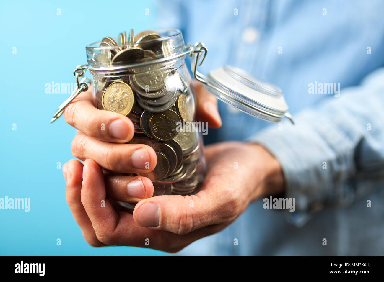 Uomo con una moneta jar Foto Stock