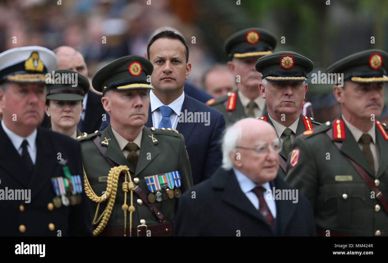 Taoiseach Leo Varadkar (centro) e Presidente Michael D Higgins (in primo piano) assistere ad uno stato cerimonia religiosa per commemorare la Pasqua 1916 i leader emergenti ad Arbour Hill Cimitero in Dublino. Foto Stock