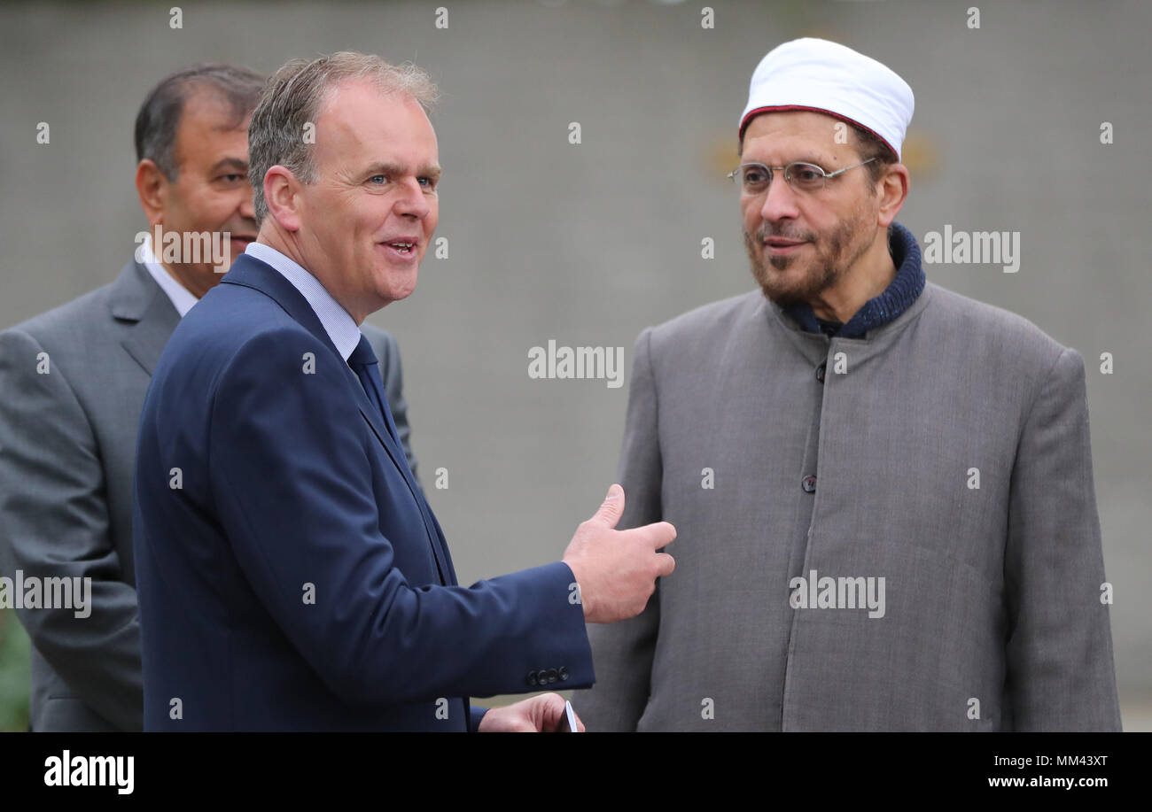 Governo Chief Whip Joe McHugh (sinistra) parla di Imam Sheikh Hussein Halawa come essi partecipare a uno stato cerimonia religiosa per commemorare la Pasqua 1916 i leader emergenti ad Arbour Hill Cimitero in Dublino. Foto Stock