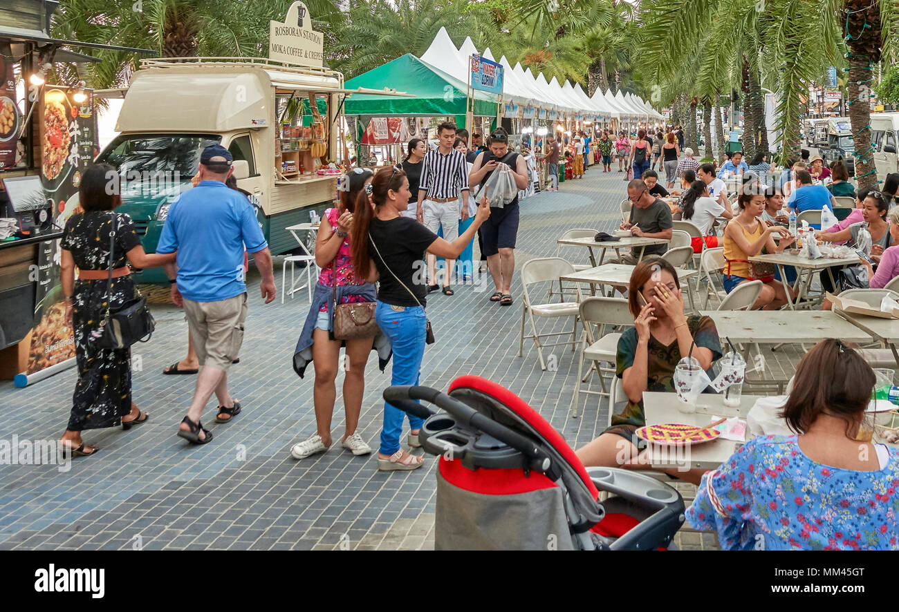 Thailandia Street food festival con la gente che mangia sul marciapiede. Pattaya Thailandia Sud-Est asiatico Foto Stock
