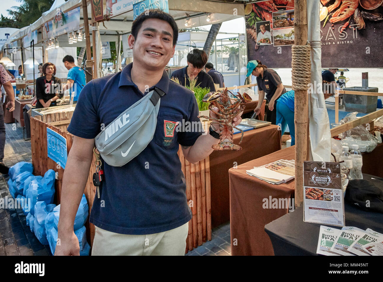 Thailandia street food fornitore che offre un'aragosta viva per la vendita Foto Stock