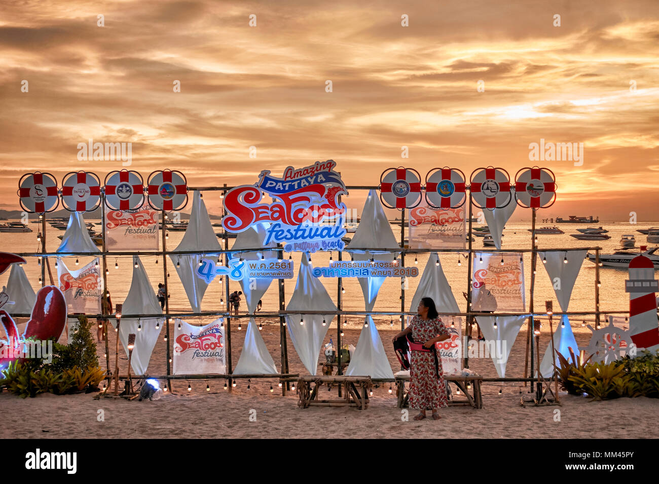 Tramonto sulla spiaggia di scena a Pattaya street food festival, Thailandia del sud-est asiatico Foto Stock