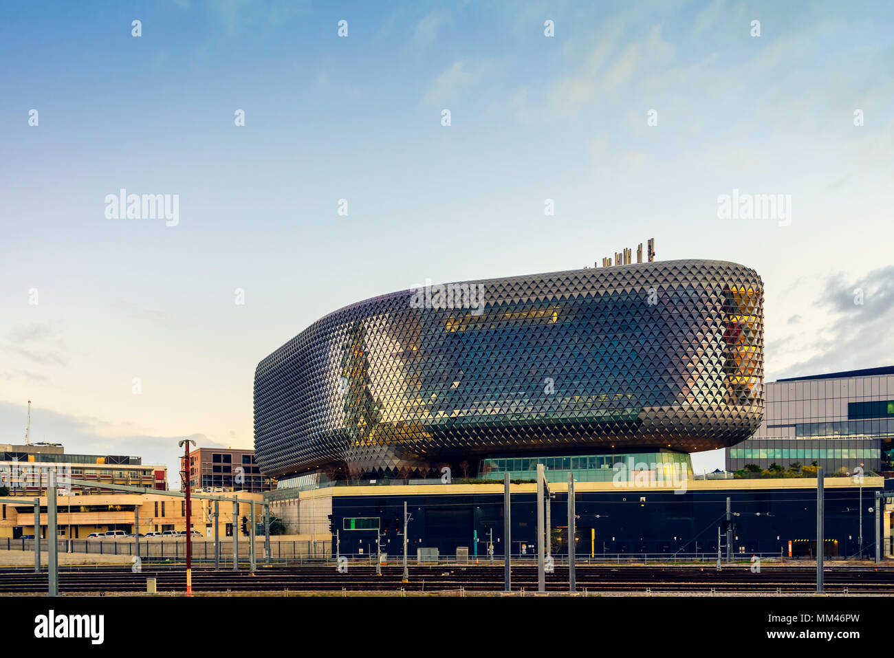 Adelaide, Australia - 27 agosto 2017: SAHMRI, presso l Università di Adelaide, UniSA e NewRAH precincts in vista panoramica da parklands verso sud a du Foto Stock