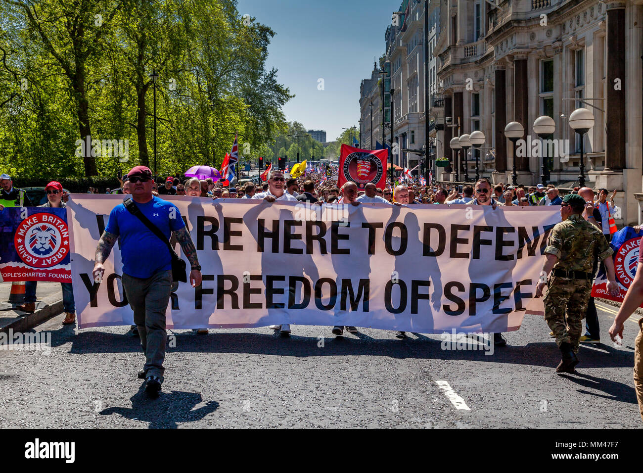 Persone provenienti da tutto il Regno Unito marzo a Whitehall per prendere parte a una libertà di parola rally organizzato dall'ala destra attivista Tommy Robinson, London, Regno Unito Foto Stock