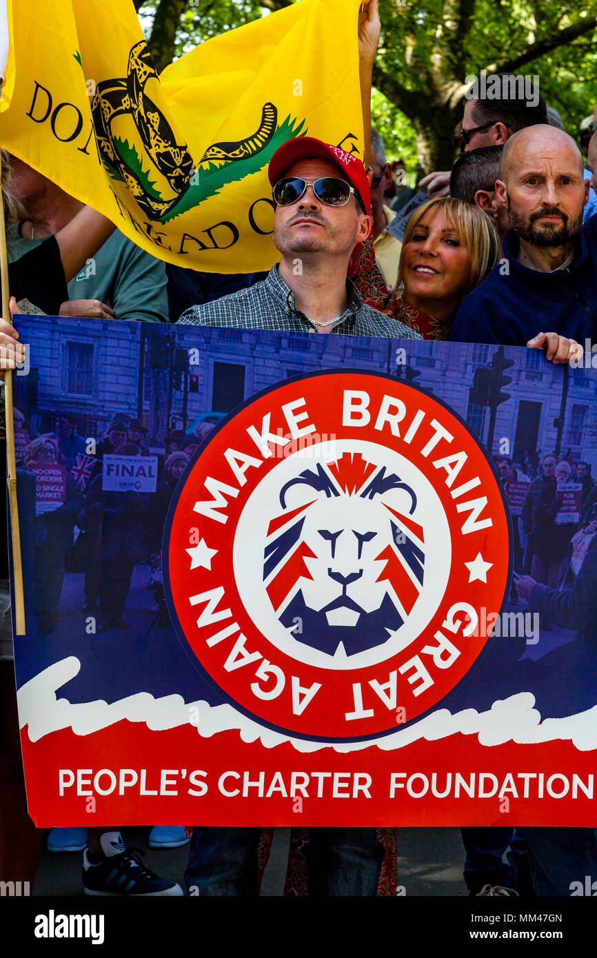 Persone provenienti da tutto il Regno Unito prenderà parte in una libertà di parola rally organizzato dall'ala destra attivista Tommy Robinson, London, Regno Unito Foto Stock