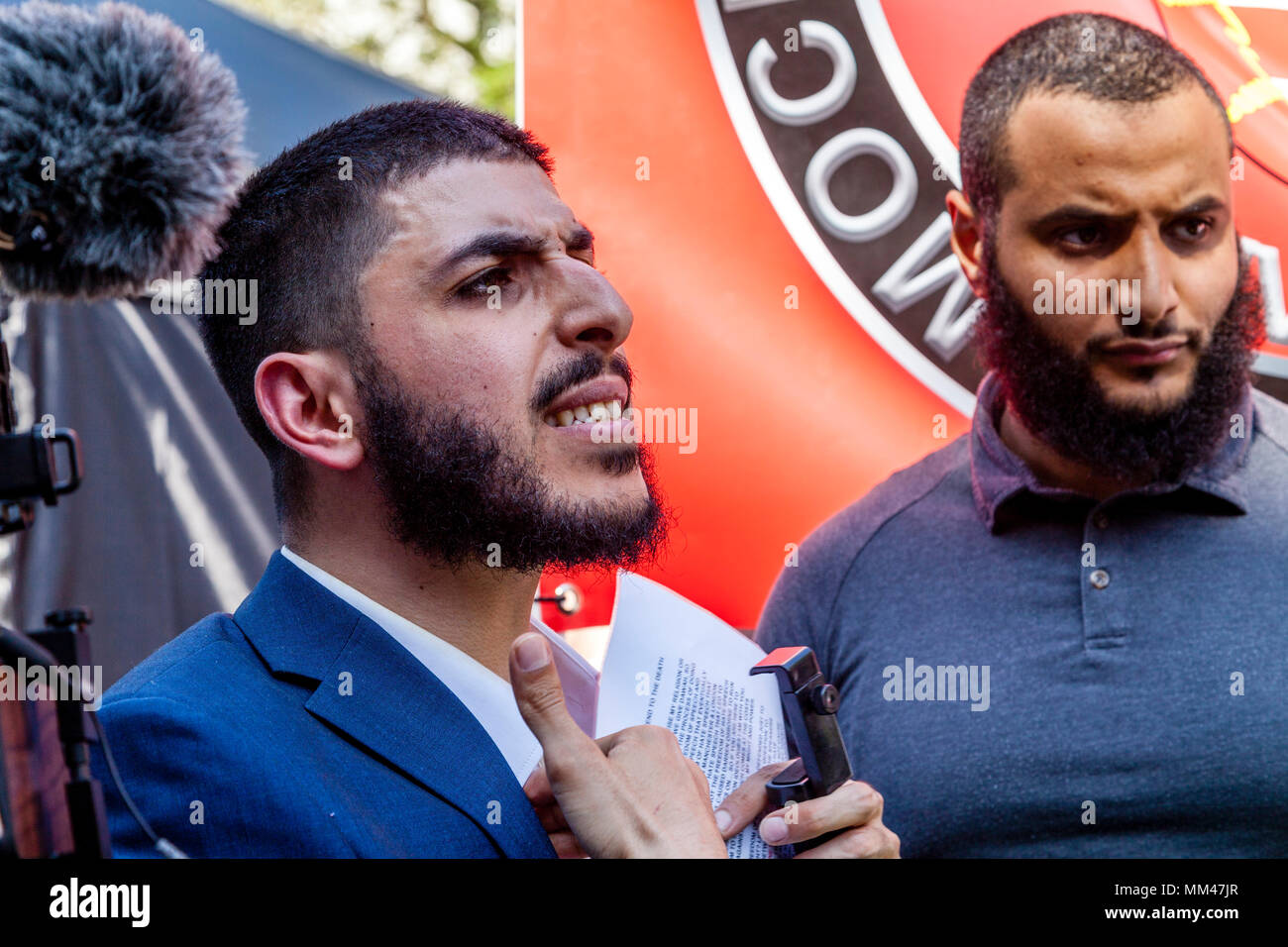 Ali Dawah un prominente altoparlante musulmano sostiene per il diritto di leggere un discorso in occasione della Giornata per la libertà del rally. Londra, Regno Unito Foto Stock