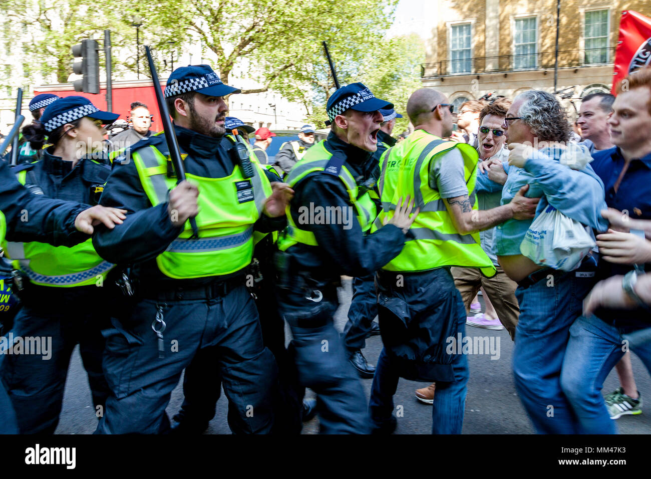 Polizia britannica confrontarsi con i dimostranti ad una libertà di parola rally organizzato dall'ala destra attivista Tommy Robinson, London, Regno Unito Foto Stock