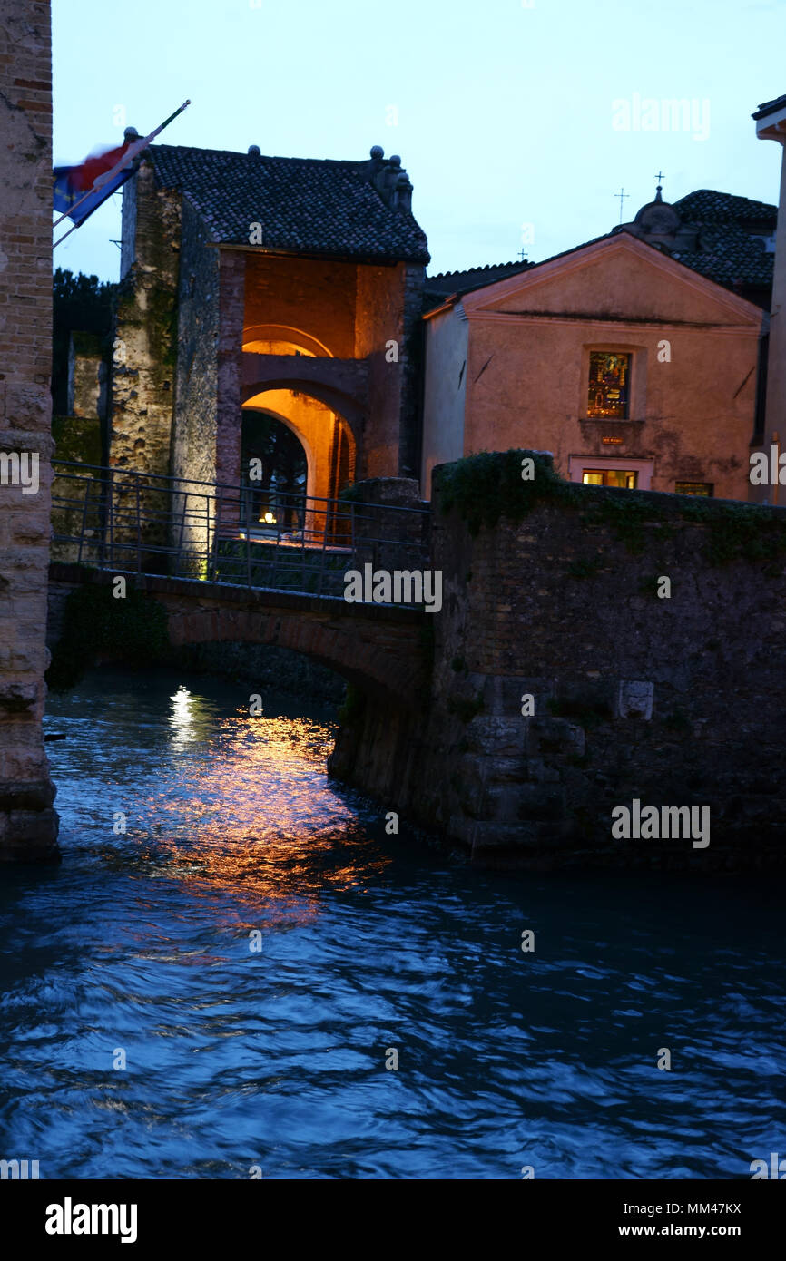 Ponte entrata al Castello Scaligero e la porta della città alla città di Sirmione, Lago di Grada, Prov. Brescia, Italia Foto Stock