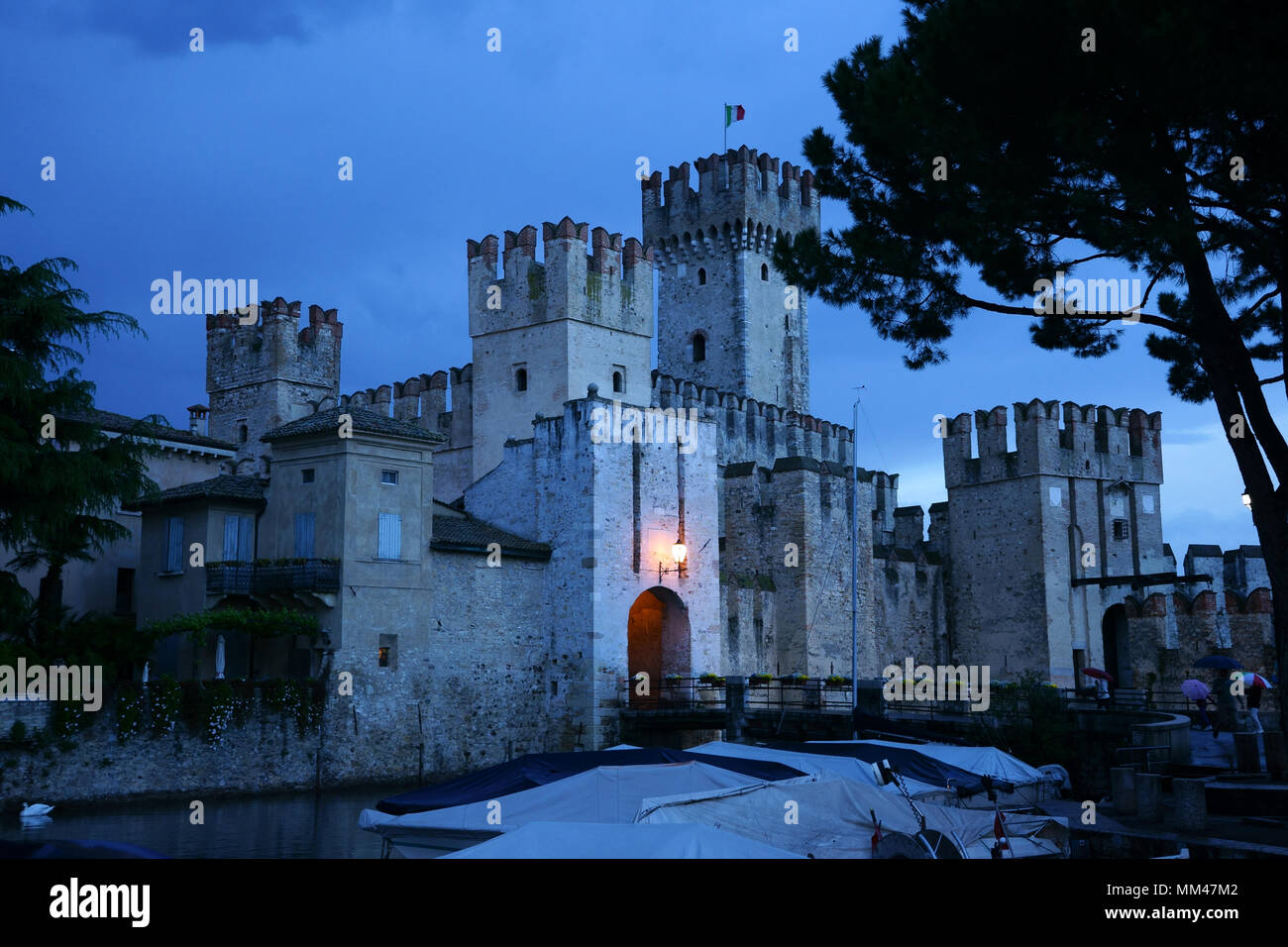 Il castello scaligero a Sirmione sul Lago di Garda, Prov. Brescia, Italia Foto Stock