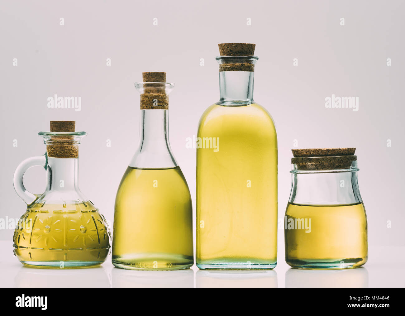 Olio di oliva bottiglie Foto Stock