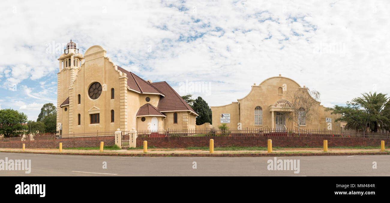 DUNDEE, SUD AFRICA - 21 Marzo 2018: una scena di strada con la chiesa olandese riformata e Hall, a Dundee in Kwazulu-Natal provincia. Foto Stock