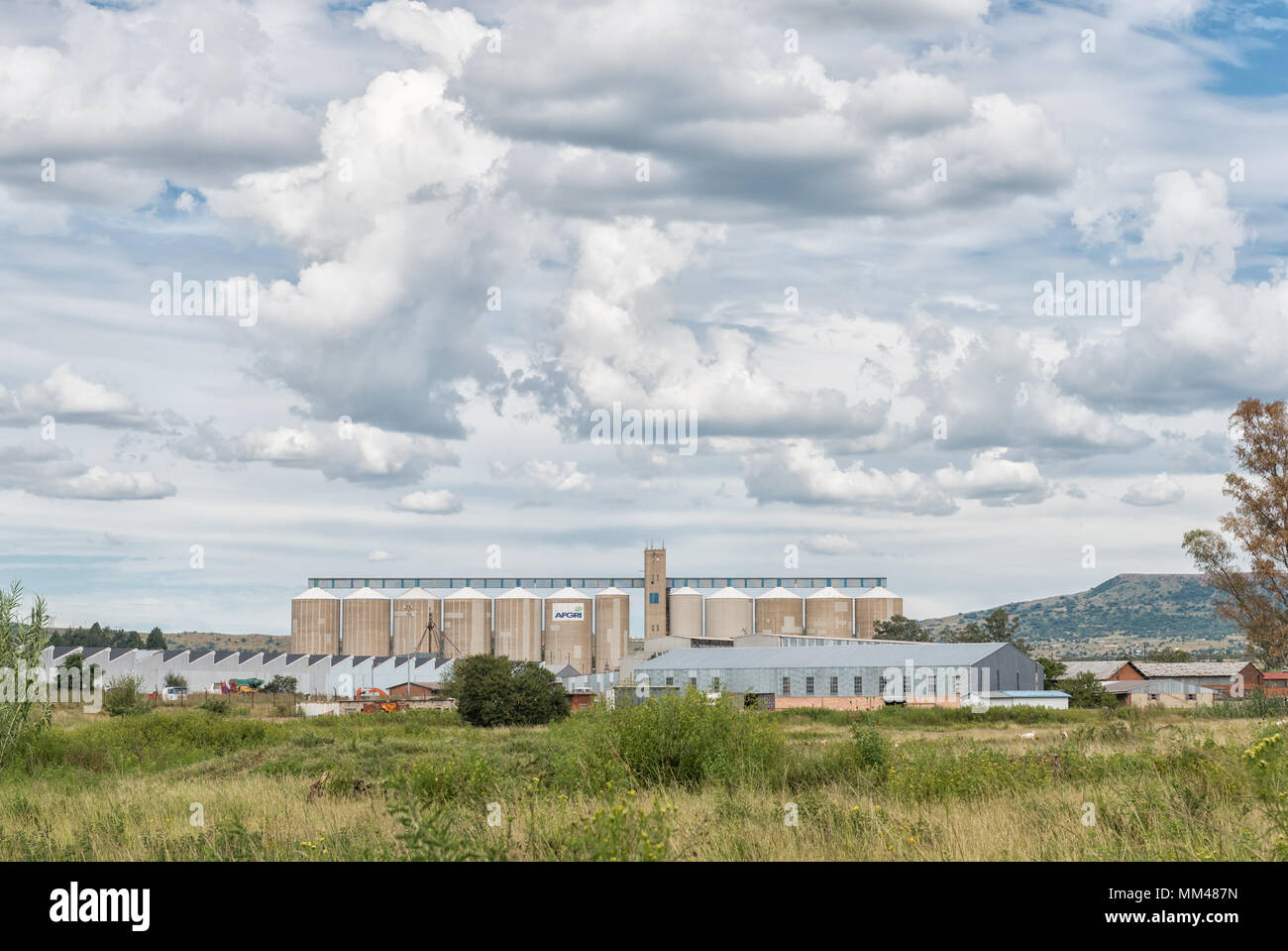 DUNDEE, SUD AFRICA - 21 Marzo 2018: la zona industriale di Dundee in Kwazulu-Natal provincia. Silos per il grano, magazzini e una fabbrica è visibile Foto Stock