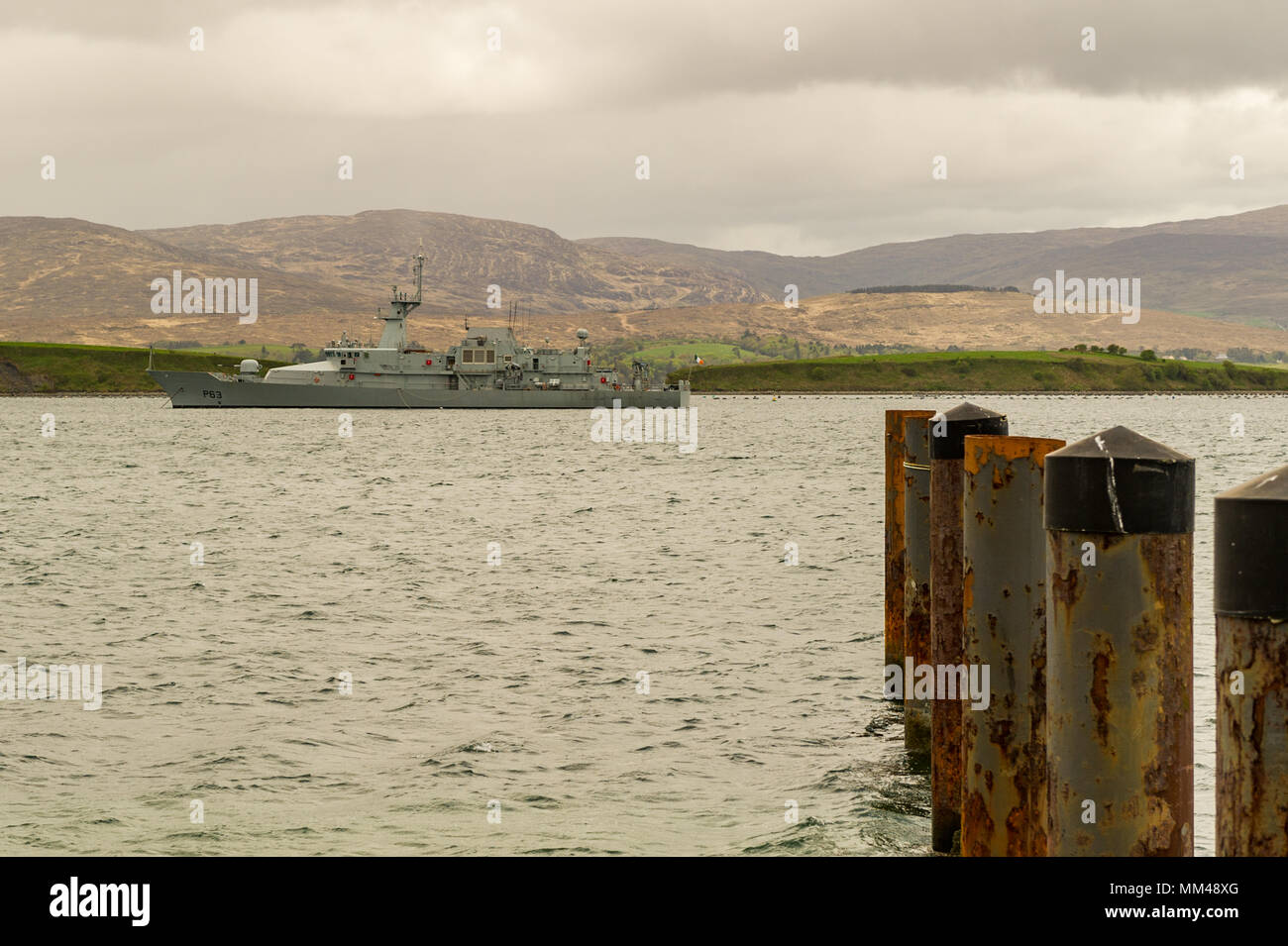 Navale irlandese Samuel Beckett-class offshore nave pattuglia "lé William Butler Yeats' è raffigurato al di ancoraggio in Bantry, County Cork, Irlanda. Foto Stock