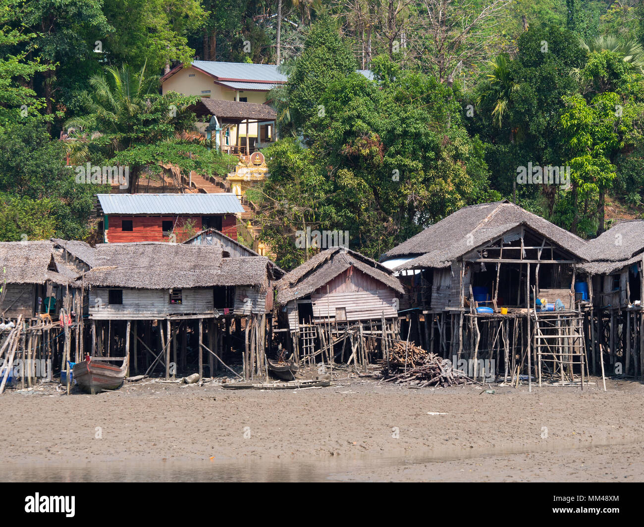 Villaggio sul Kala Isola presso l'Arcipelago di Myeik, precedentemente l arcipelago Mergui, nella regione di Tanintharyi di Myanmar. Foto Stock