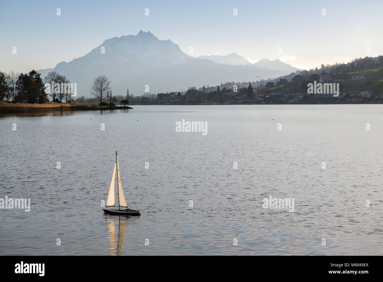 Piccola radio controllato barca sul lago di Lucerna con il Monte Pilatus in background Foto Stock
