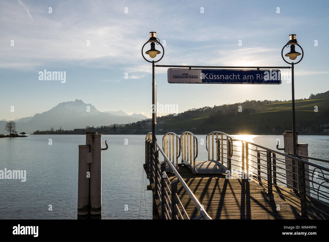 Pier sul lago di Lucerna in KUSSNACHT AM RIGI Foto Stock