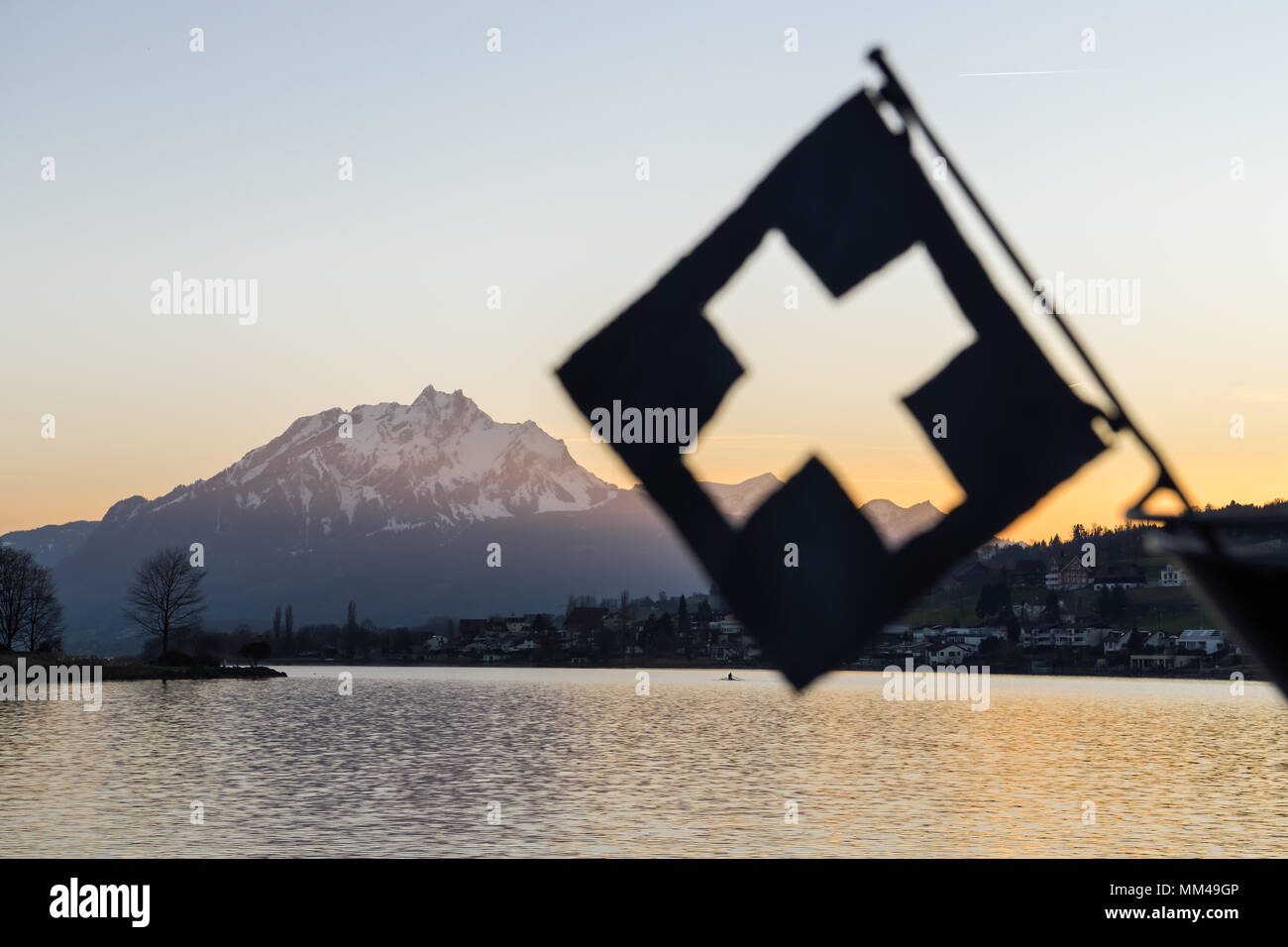Il monte Pilatus e bandiera svizzera Foto Stock