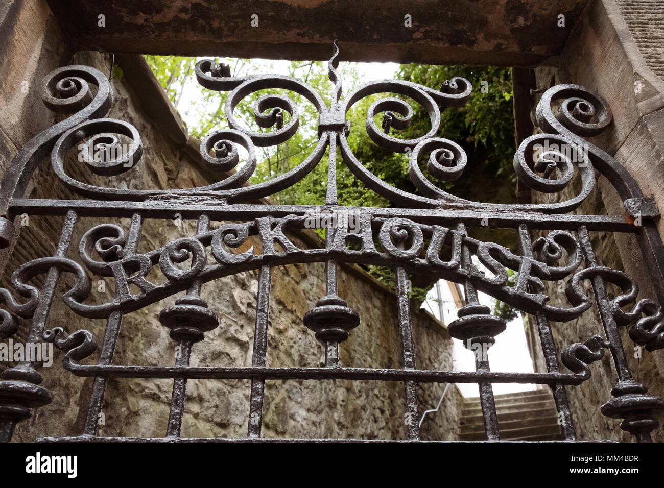 Dettaglio di ornati cancelli in ferro che conduce al Rock House guest house su Calton Hill a Edimburgo, Scozia, Regno Unito Foto Stock