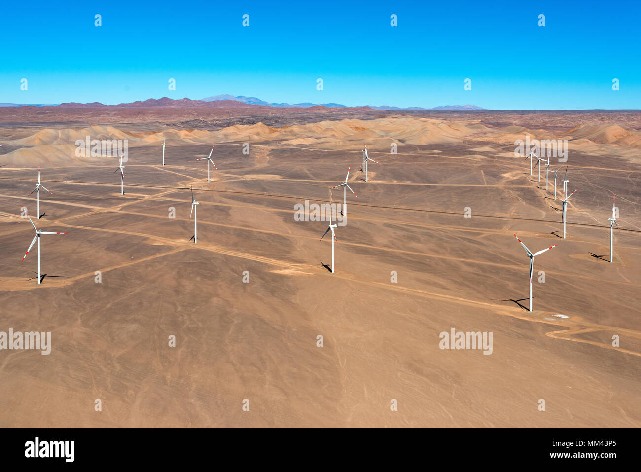 Vista aerea di un parco eolica nel deserto di Atacama al di fuori della città di Calama, Cile Foto Stock