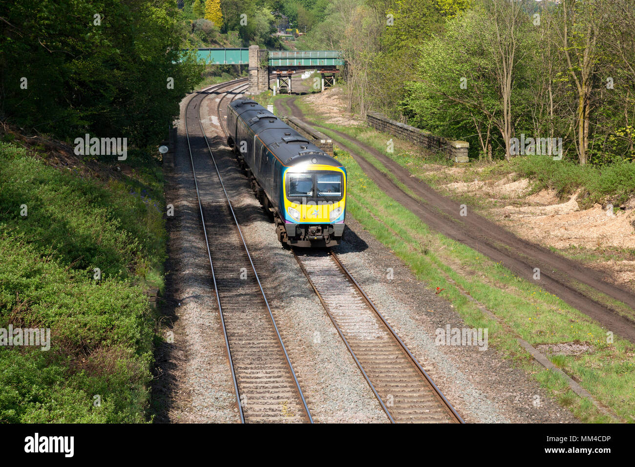 TransPennine Express treno vicino Golcar, West Yorkshire Foto Stock