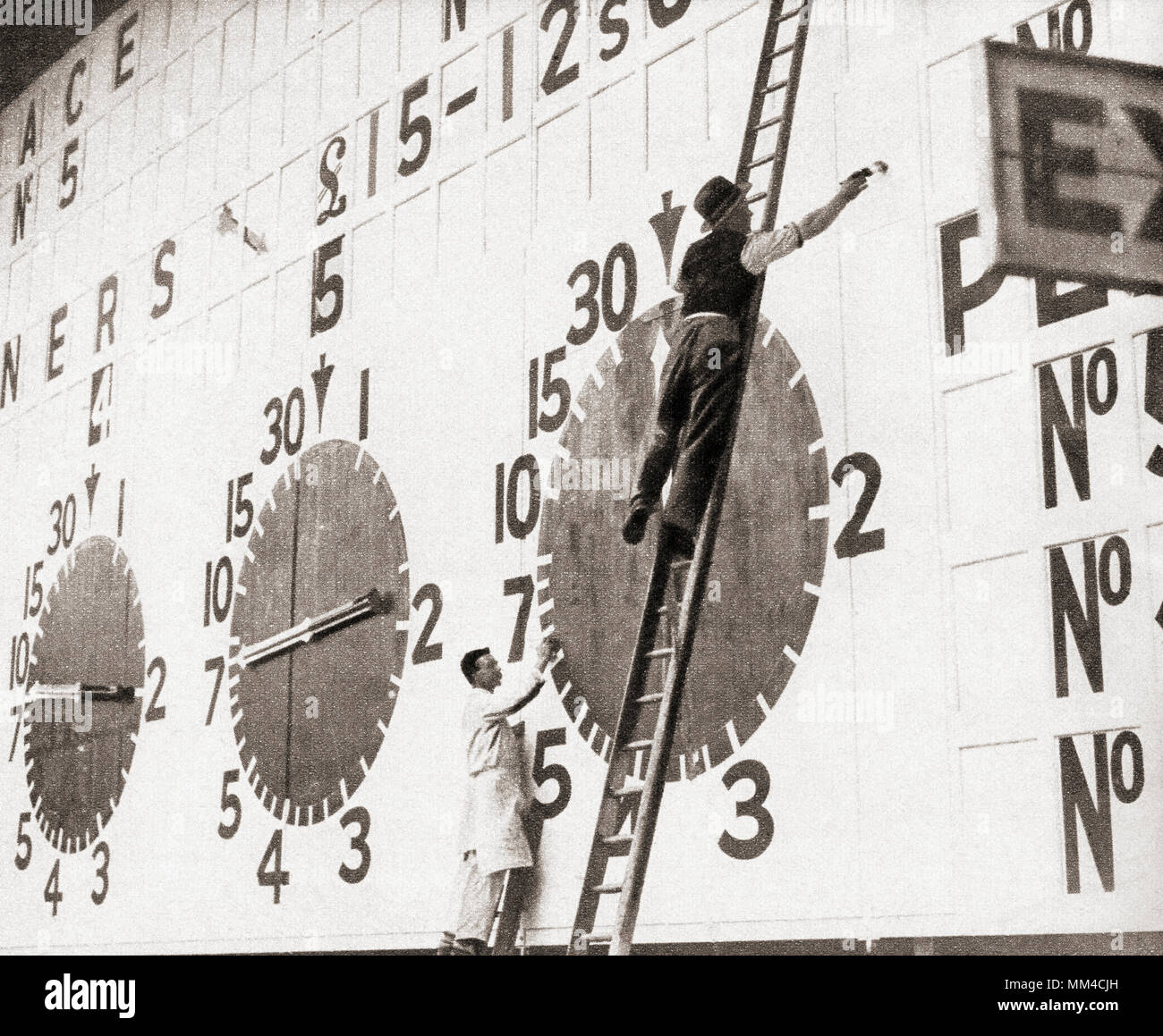 Gli uomini su scale pittura una piccola sezione dei più grandi tote board nel mondo che fu eretto nel White City Stadium, Londra, Inghilterra in tempo per il the Greyhound Derby del 1932. Dalla rievocazione del secolo, pubblicato 1934 Foto Stock
