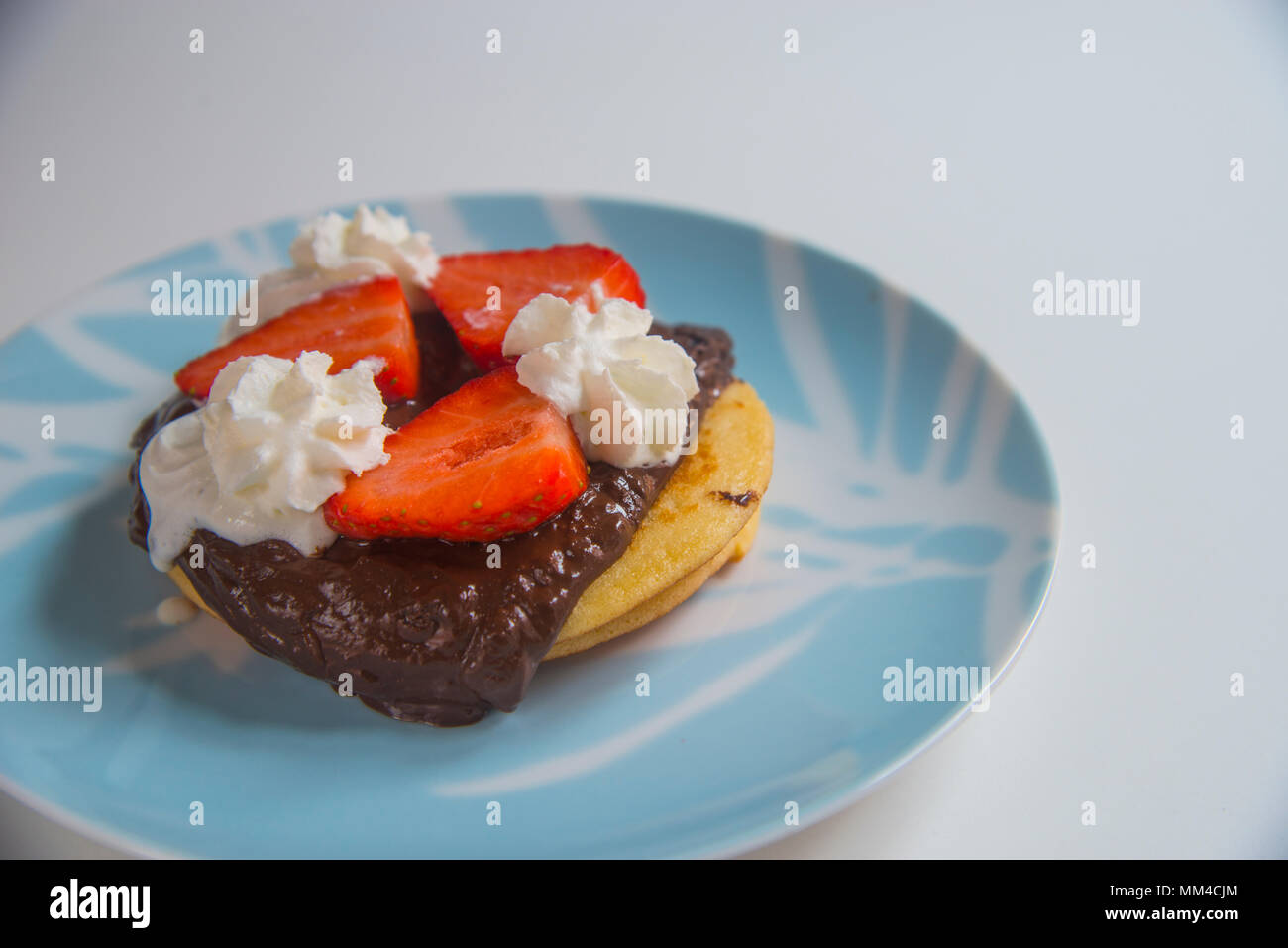 Pancake con cioccolato, fragole e panna. Foto Stock