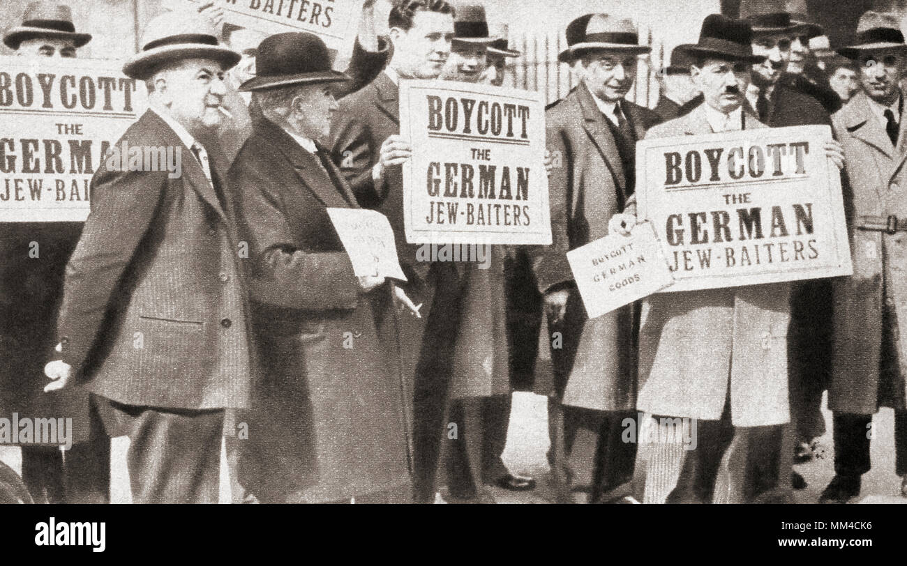 Un gruppo di ebrei che protestavano contro Hitler di anti-dottrina ebraica assemblato in Hyde Park di Londra, Inghilterra nel 1933 tenendo i segni che leggere "boicottare l'ebreo tedesco- Baiters'. Dalla rievocazione del secolo, pubblicato 1934 Foto Stock