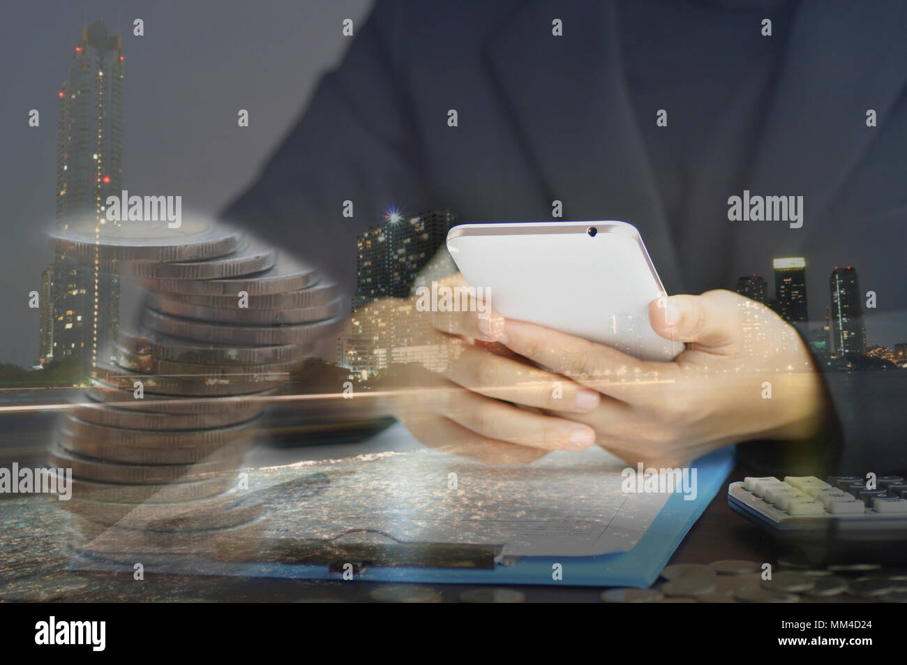 La doppia esposizione donne utilizzare il telefono sulla scrivania e la città di notte, concetto di comunicare e di contatto in finace, account e business Foto Stock