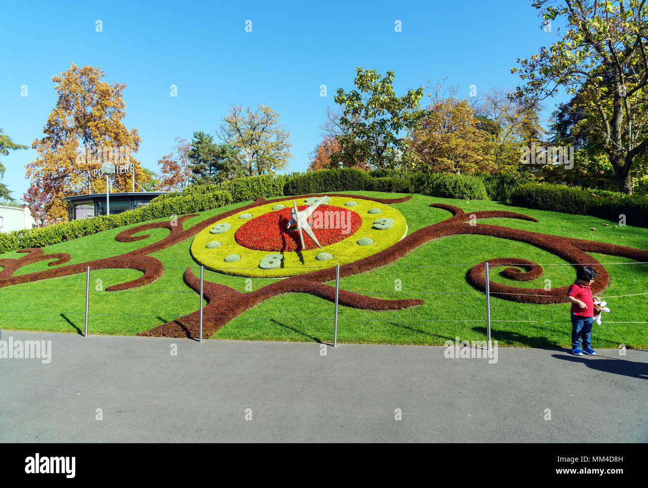 Ginevra, Svizzera - 18 Ottobre 2017: l Horloge Fleurie, o l'Orologio dei fiori, nel Jardin Anglais park Foto Stock