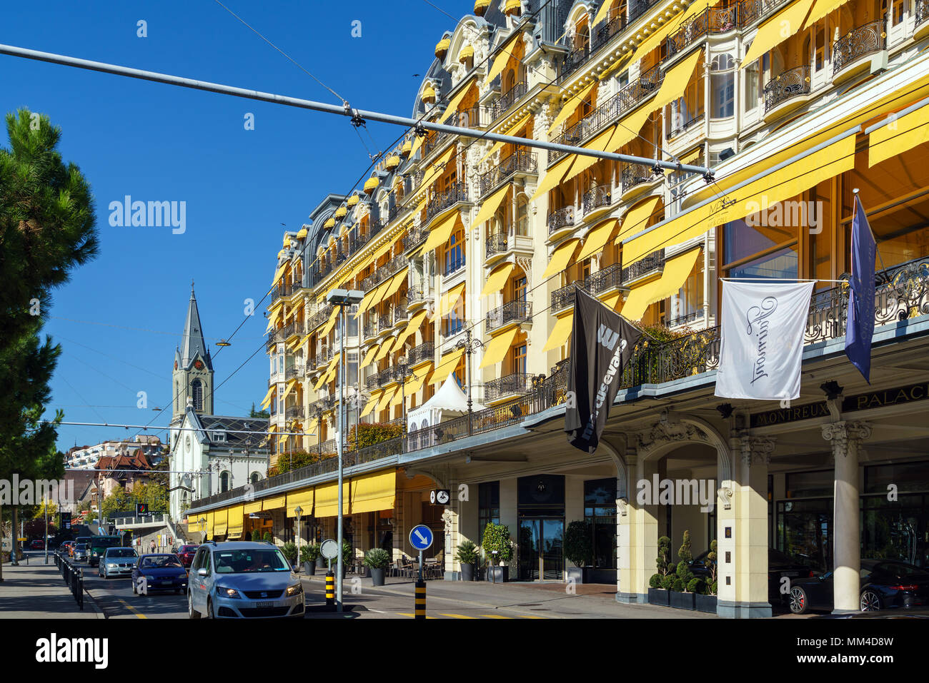 Montreux, Svizzera - 18 Ottobre 2017: la facciata del famoso Montreux Palace hotel nel centro della città termale sulle rive del lago di Ginevra Foto Stock