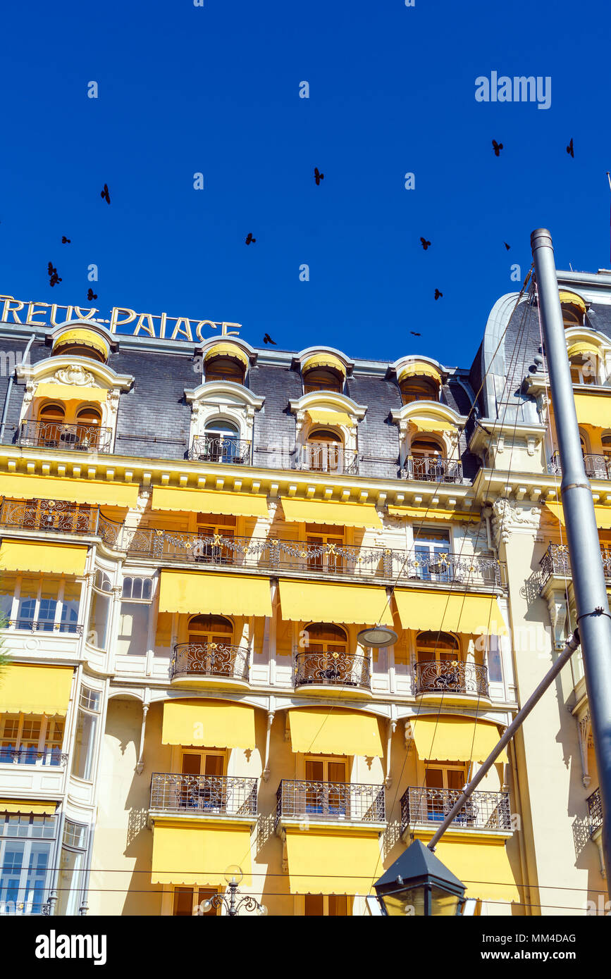 Montreux, Svizzera - 18 Ottobre 2017: la facciata del famoso Montreux Palace hotel nel centro della città termale sulle rive del lago di Ginevra Foto Stock