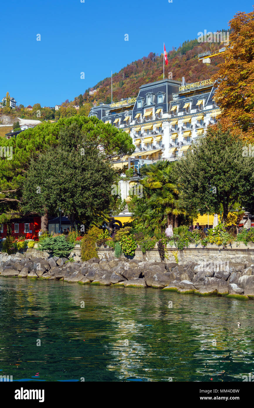 Montreux, Svizzera - 18 Ottobre 2017: la facciata del famoso Montreux Palace hotel nel centro della città termale sulle rive del lago di Ginevra Foto Stock