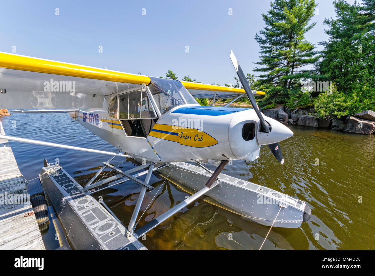 Un Piper Super Cub,PA 18 legata a un dock in Ontario del nord Foto Stock