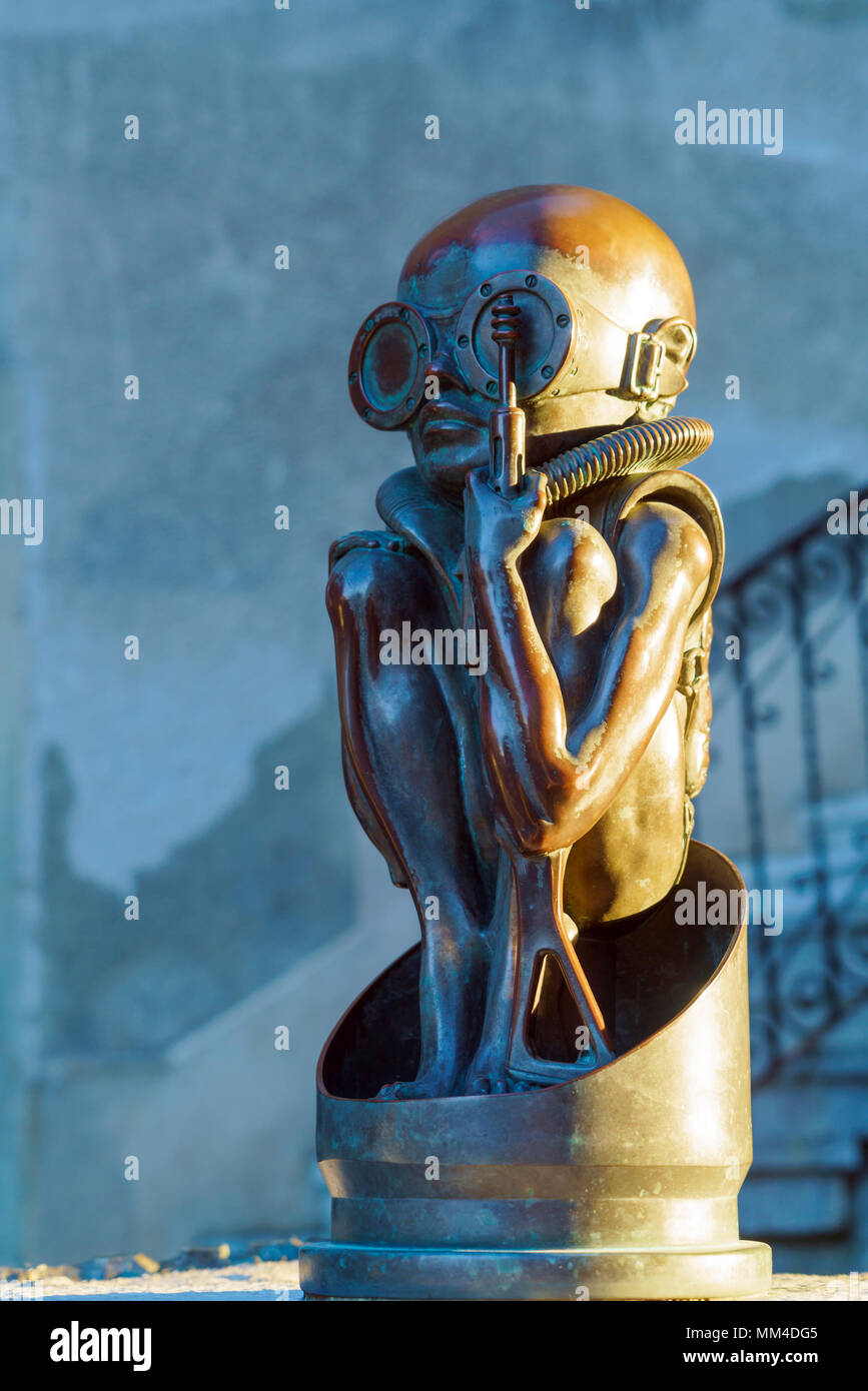 Gruyeres, Svizzera - 18 Ottobre 2017: Alien Statue nei pressi di Hans Ruedi Giger Museum Foto Stock